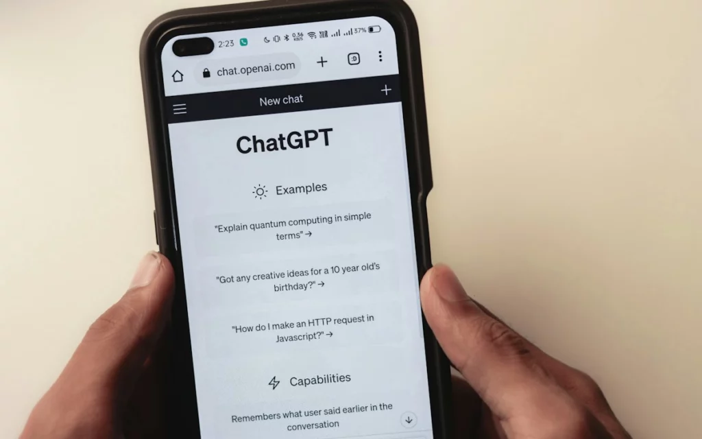 Новые форматы рекламы ChatGPT Ads на экране смартфона