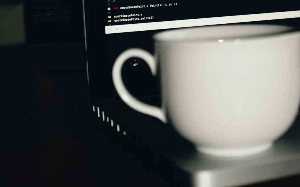 Ноутбук с редактором кода — подготовка сайта к ИИ-поиску Google