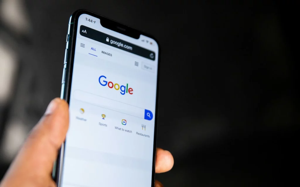 Смартфон с поисковой строкой на столе — ИИ-режим поиска Google с новой моделью