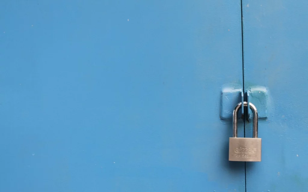 Ограничения и hooks защищают от нежелательных действий агента
