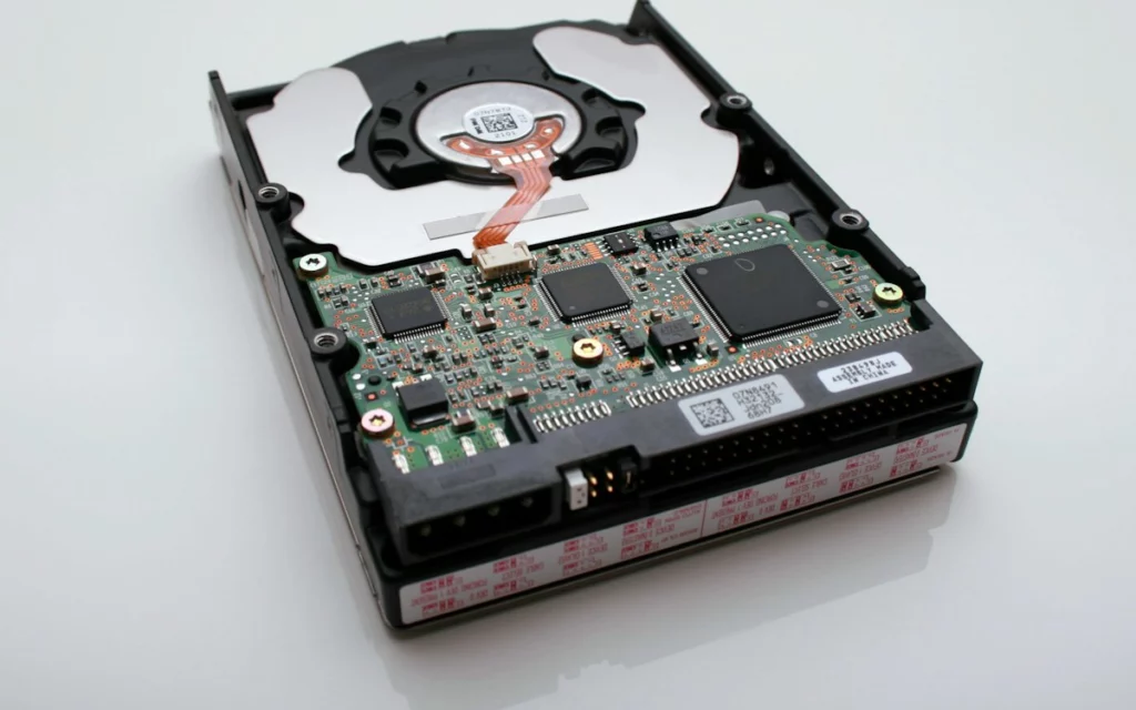 Жёсткий диск HDD с вращающимися пластинами