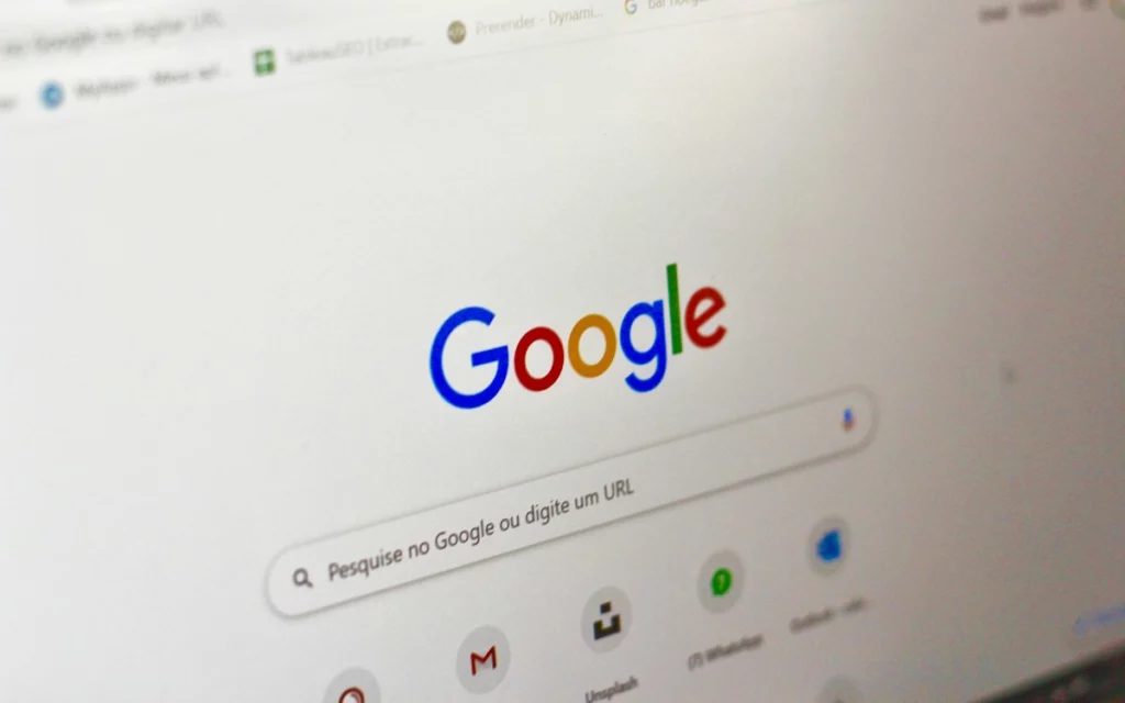Реклама в AI Mode Google с Personal Intelligence на экране ноутбука
