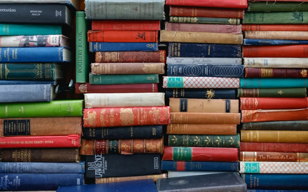 Стопки новых книг на столе — визуал для сайта издательства
