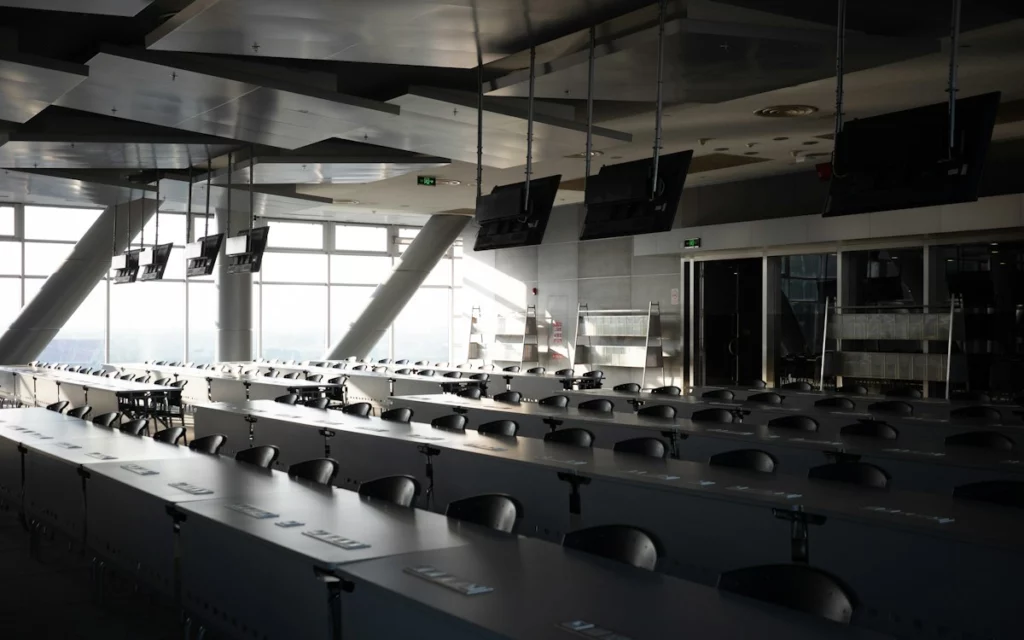 Зал для тренинга с рассадкой буквой П — фото для сайта корпоративного обучения