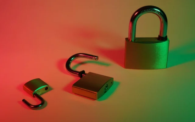 Защита интернет-магазина на InSales: доступы, приложения, домен
