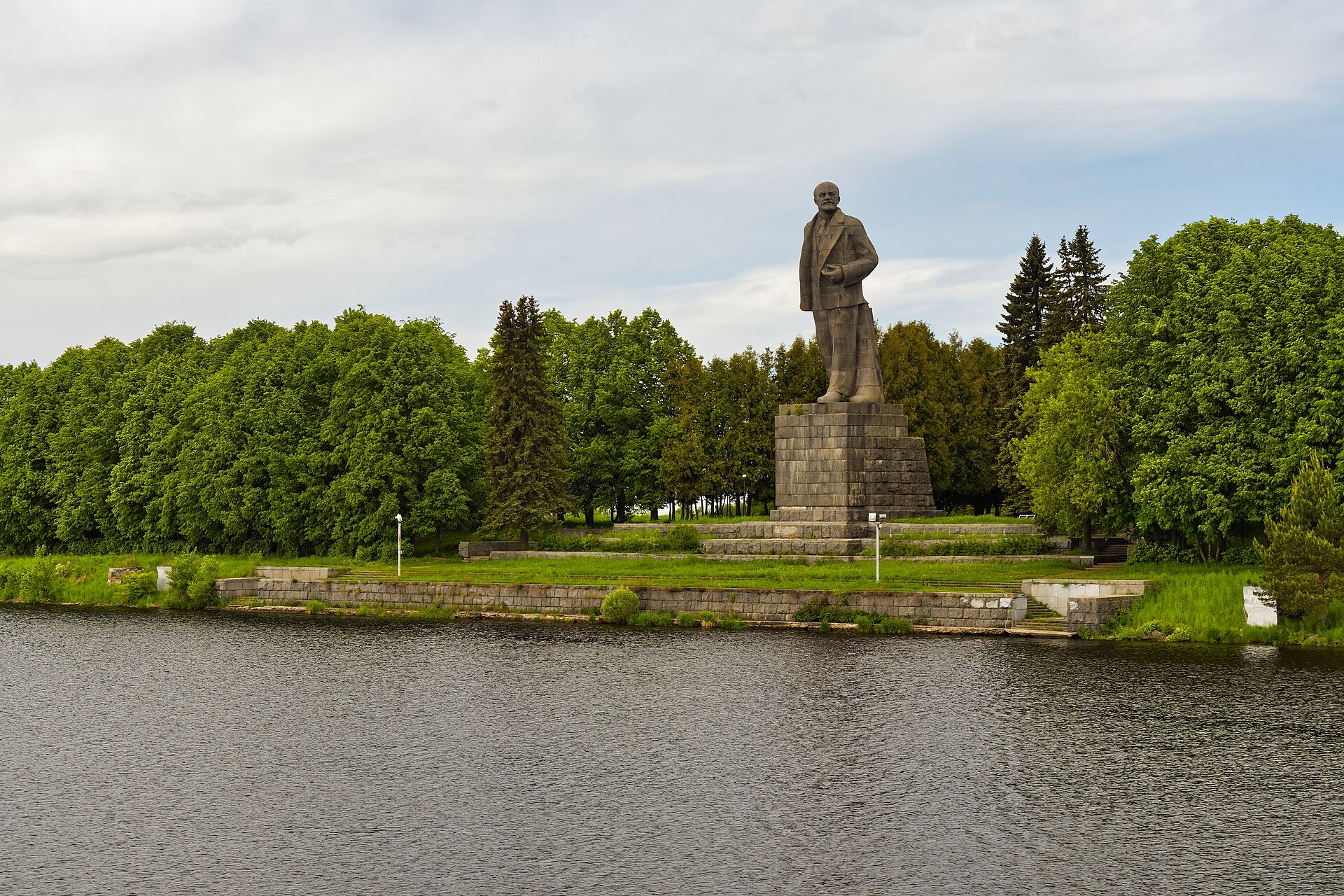 Памятник Ленину у входа в Канал имени Москвы, Дубна